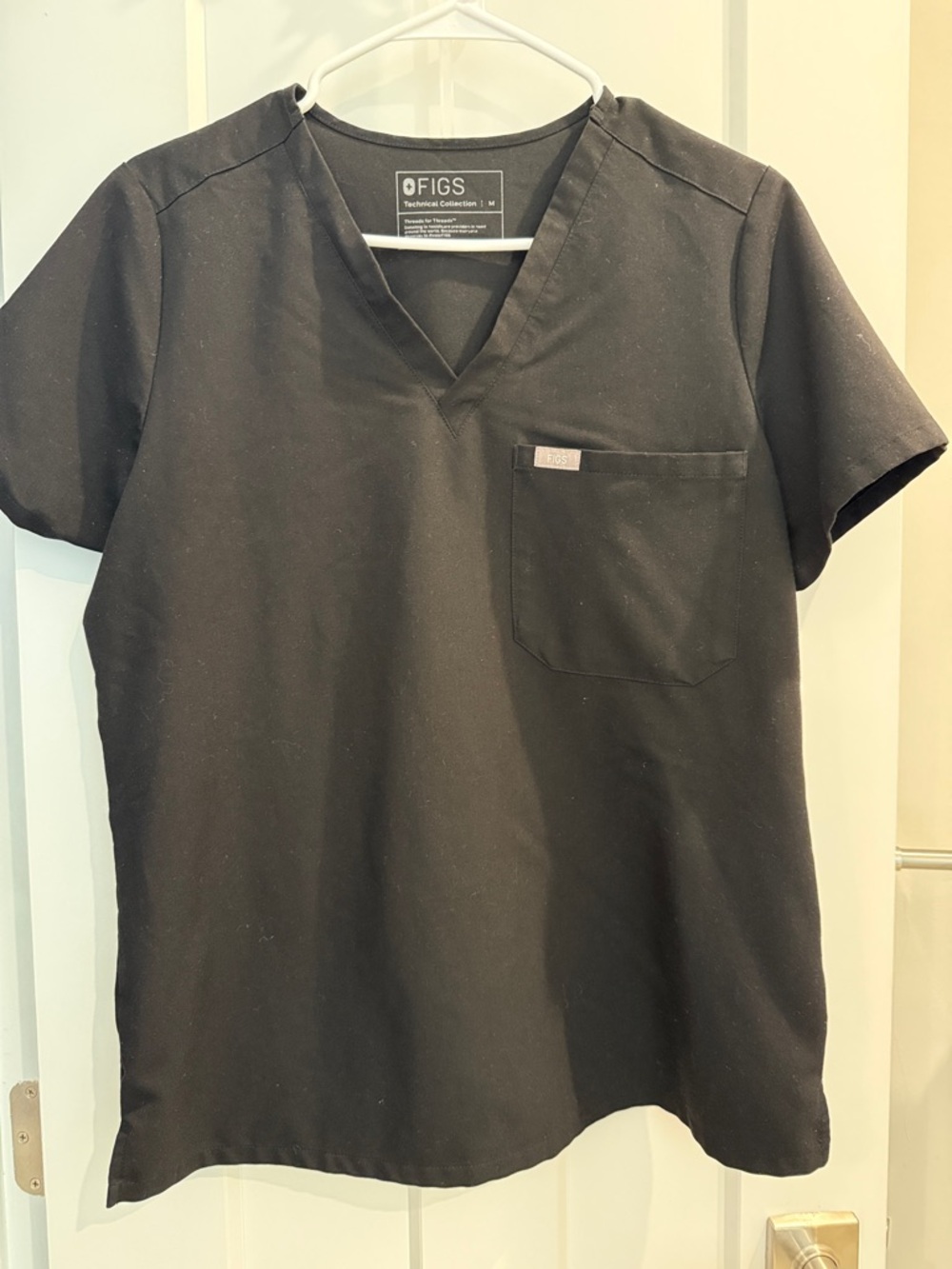 FIGS women’s Black V-Neck Pocket Scrub Top